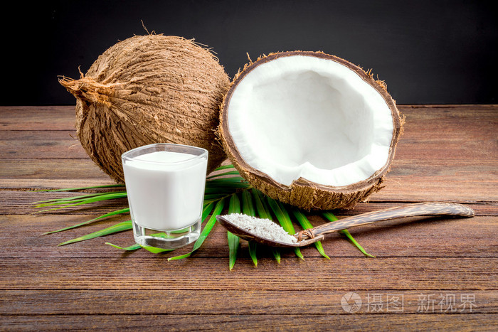 椰子和椰子牛奶在玻璃