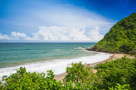 在山上空的海滩的视图