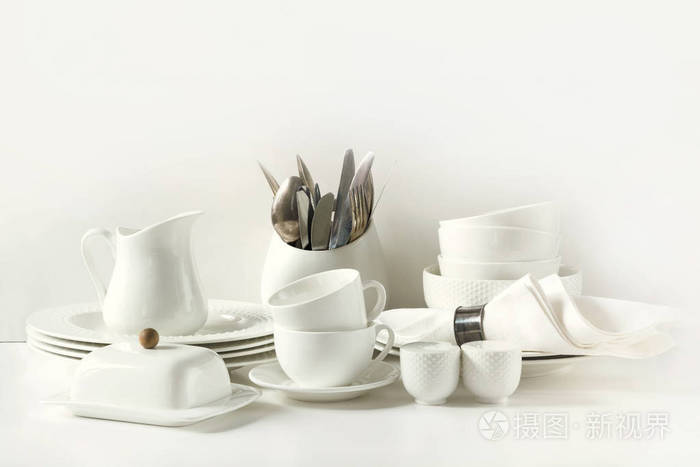 在白色桌面上的陶器, 碟子, 餐具和其他不同的白色的东西.厨房还活着.