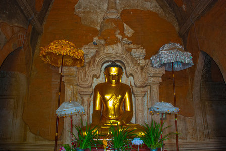 一个金色雕像坐佛庙中缅甸蒲甘。缅甸