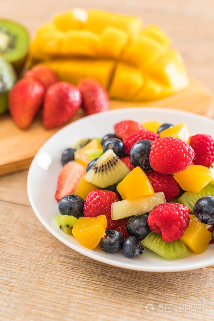 混合新鲜水果 (草莓, 覆盆子, 蓝莓, 猕猴桃, 莽