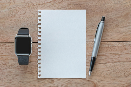 空白纸与笔图片