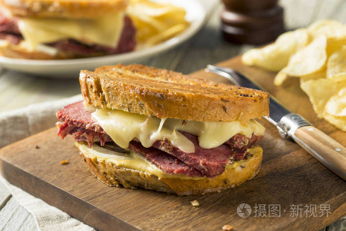 美味自制咸牛肉鲁本三明治