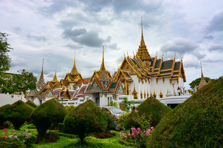 园林绿化而美丽的建筑，在历史的大皇宫在曼谷，泰国