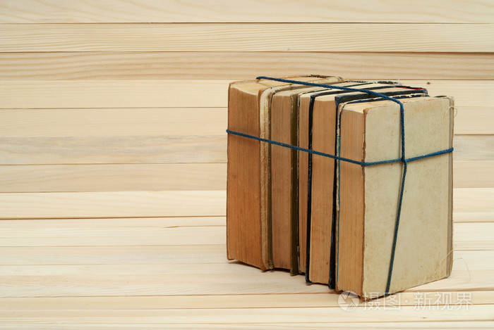堆书。木制的桌子上的精装书。知识是重要的。复制空间