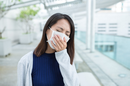 女子在室外不适