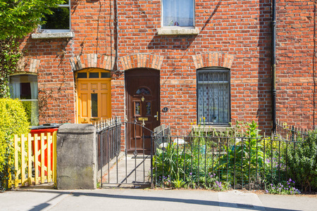 美丽的爱尔兰红砖砌在中间的大门.古典英国的大厦照片