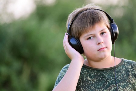 男孩听音乐用耳机