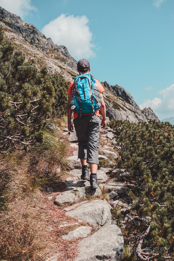 男孩在山里徒步旅行独自