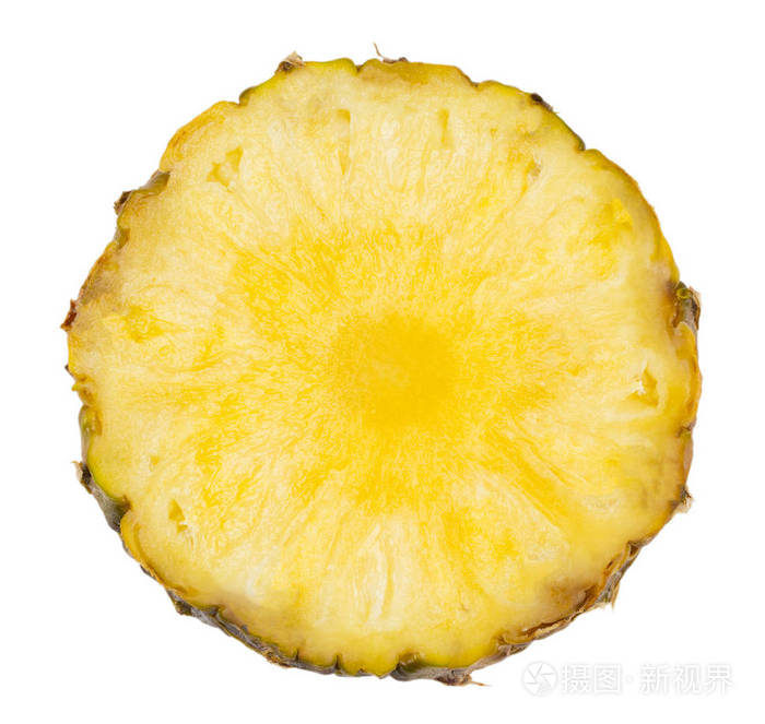 白色背景上的菠萝切片