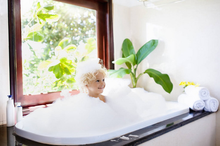 洗澡孩子图片