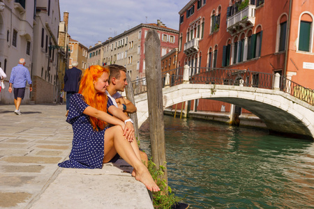 夫妻坐在边框中的威尼斯运河
