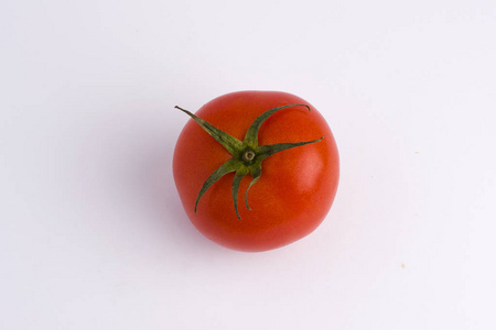 新鲜的西红柿被隔离在白色的背景上。三红色成熟蕃茄在白色背景隔绝了。白色背景的西红柿