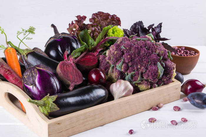 在深色木桌上的新鲜生紫色蔬菜品种花椰菜茄子甜菜胡萝卜马铃薯李子