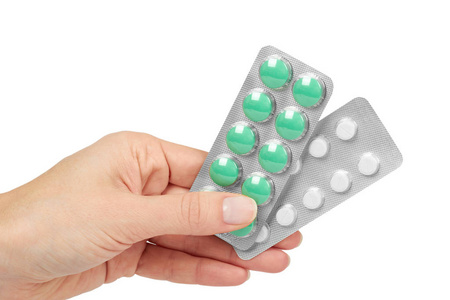 药物药片在水泡, 手里的药片, 在白色背景被隔绝。药房和药物