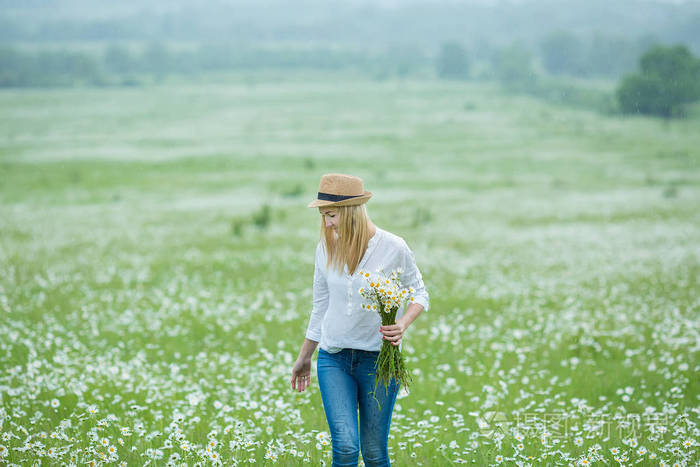 美丽的金发女郎女人在绿色的田野上 花洋甘菊穿牛仔裤帽白衬衫下雨天在5月春天 乡村风光照片 正版商用图片0emfi2 摄图新视界 美丽的金发女郎女人在绿色的田野上 花洋甘菊穿牛仔裤帽白衬衫下雨天在5月春天 乡村风光照片 正版商用图片0emfi2 摄图新视界