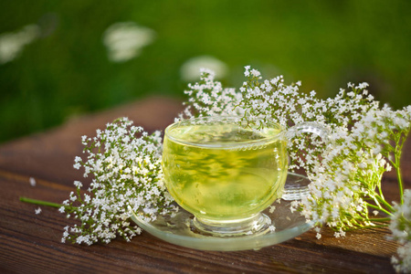 水晶杯绿茶在桌子上