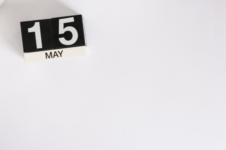 五月十五日。 5月15日白色背面木制彩色日历图像