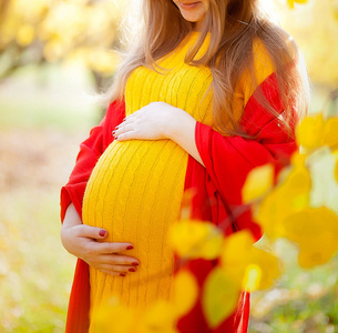 孕妇的肚子的女人