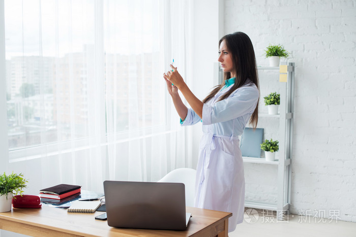 女医生或护士用注射器在医院