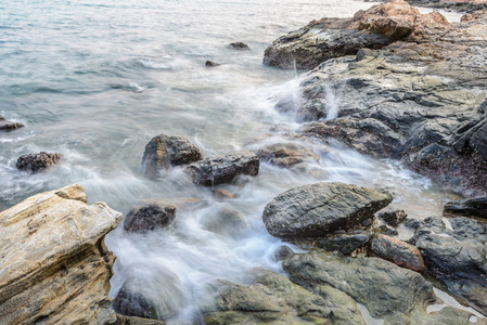 长时间曝光拍摄。海花葶有石海滩，泰国