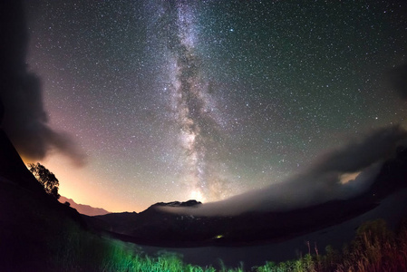 银河拱门和阿尔卑斯山的星空。鱼眼景观失真与180度景观