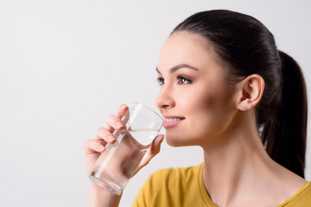 喝水的女孩图片