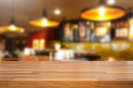 空的木桌和模糊的咖啡馆背景