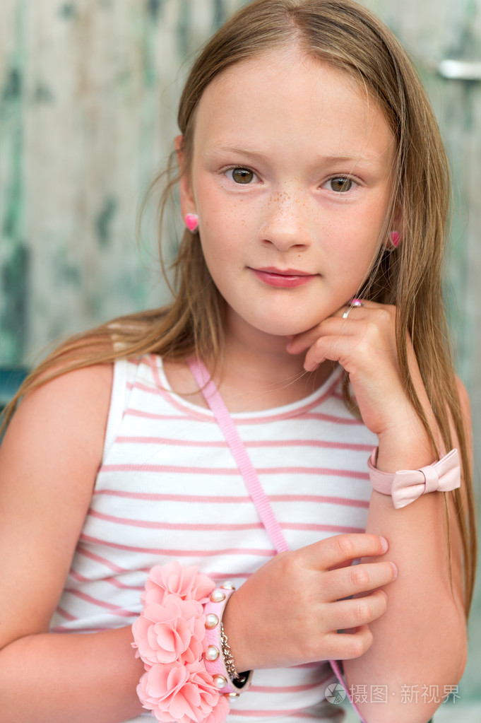 一个7岁的可爱小女孩的垂直肖像,穿着我