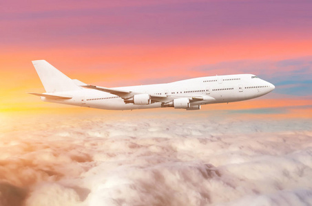 飞出价双层飞机上空云地平线天空与明亮的夕阳颜色