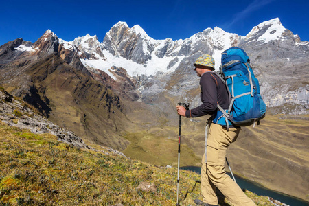 徒步旅行在科迪勒拉山系，秘鲁的场景