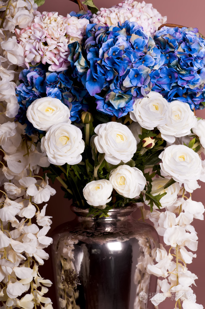 一束玫瑰和绣球花在花瓶里的特写镜头