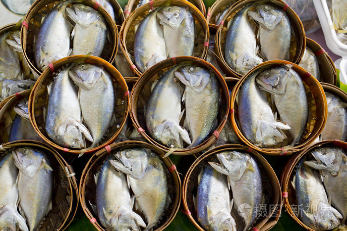 马鲛鱼蒸上竹篓在市场