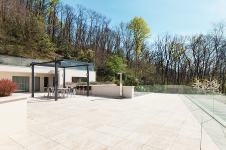 泥塑工用抹子和石膏翻新室外墙壁和角落.