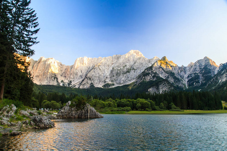 在 Fusine，意大利湖的日落