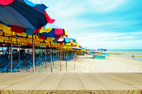 五颜六色的伞海滩海边野餐背景