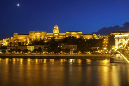 布达佩斯链桥和皇家宫殿在晚上