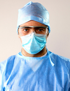 男人的外科医生在手术室中占有一把手术刀