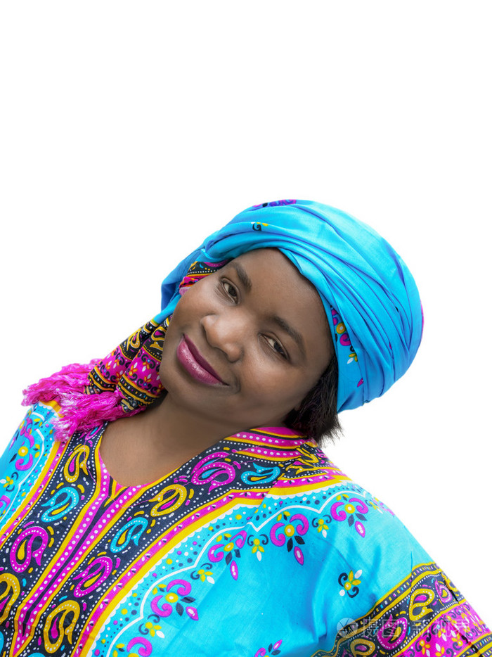 黑人女子穿着传统的服饰,孤立