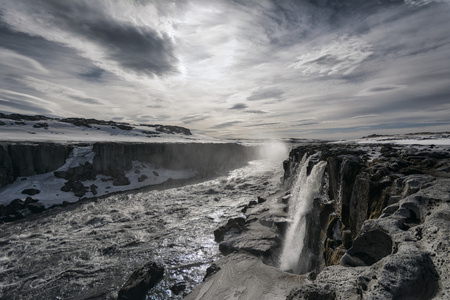 在冰岛北部的 Detifoss 瀑布