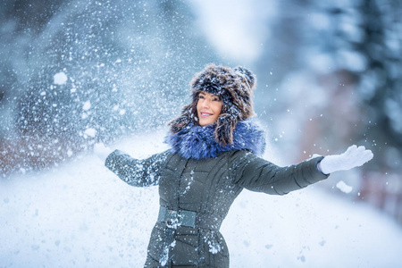 美丽微笑的年轻女子穿着暖和的衣服 冬季雪中画像的概念照片 正版商用图片0en0n1 摄图新视界