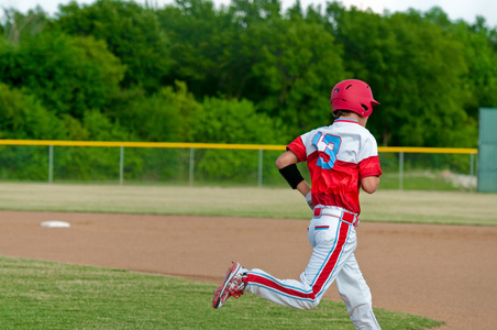 青少年棒球男孩跑到一垒