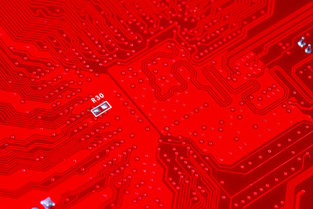与处理器的红色电子主板电路的特写