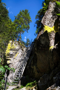 阶梯楼梯上的高山小径通过地狱峡谷峡谷与 Riesach 瀑布从 Riesachsee 湖附近 Schladming, 奥地利