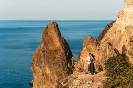 一个男人向一个女孩求婚.在山里度蜜月男人和女人旅行.婚礼.旅程.爱.