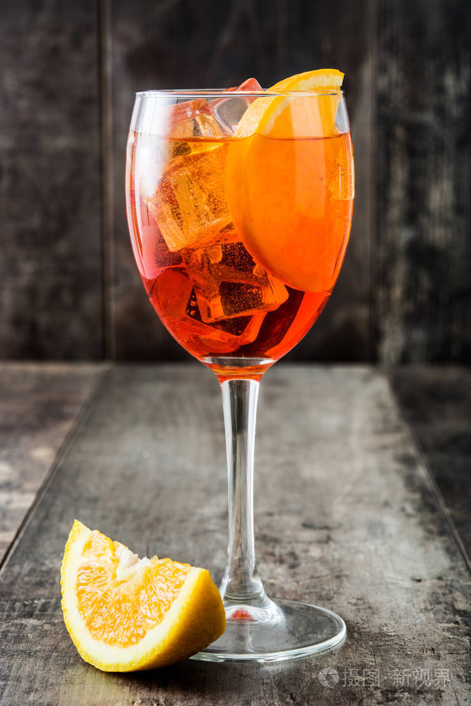 aperolspritz鸡尾酒在木制的桌子上的玻璃