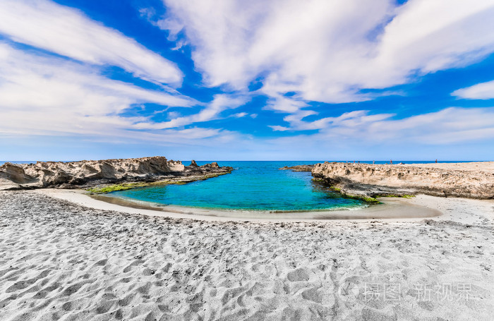 围绕一个小海湾的沙滩