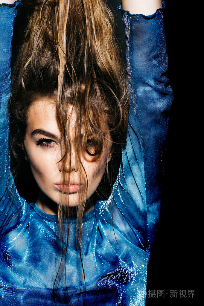 湿漉漉的头发性感的女人