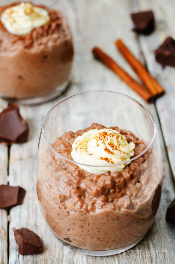 装饰着生奶油,用 cinnamo 的巧克力米饭布丁