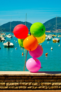 彩色的气球在海边
